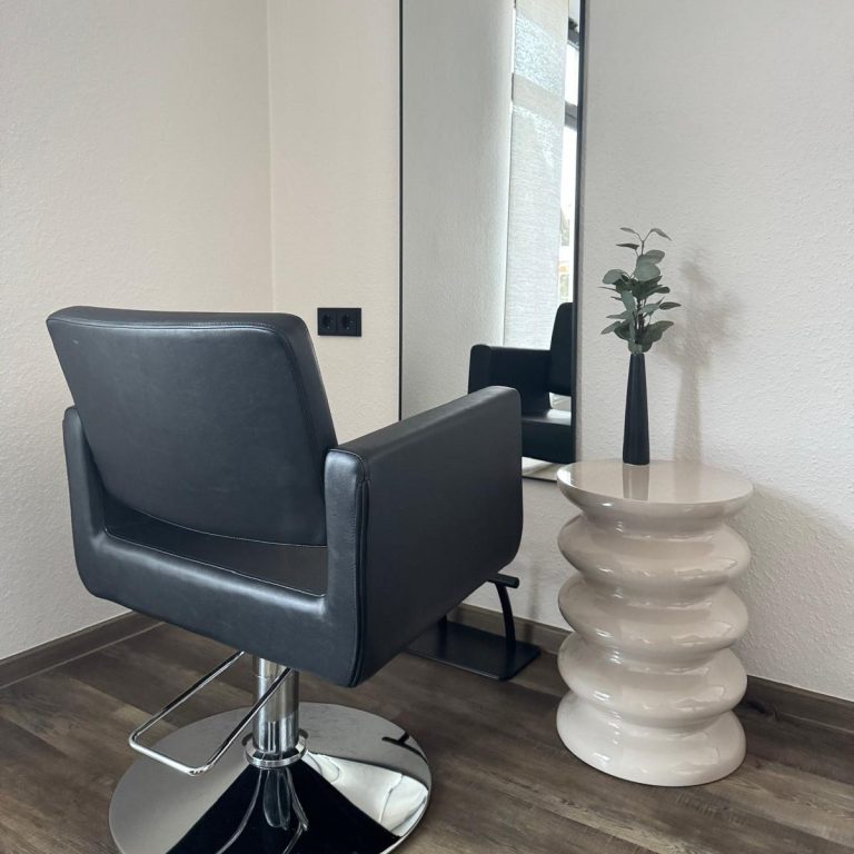 Herzlich Willkommen Moderne Empfangstheke in einem frischen, hellen Innenraum.