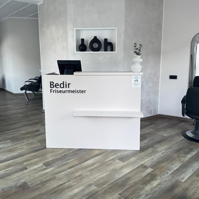 Helle Räumlichkeiten Moderne Frisierstühle und Spiegel in einem hellen, klaren Salon, in dem man sich wohlfühlt.