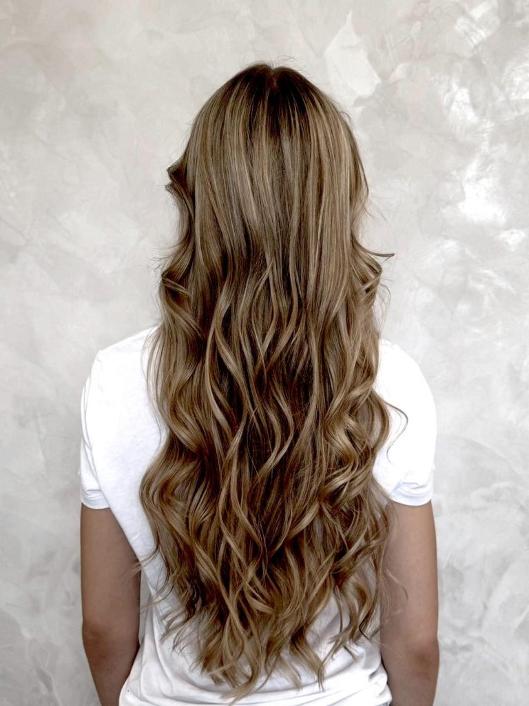 Kolorierung Langes, gewelltes, blond-gefärbtes Haar.