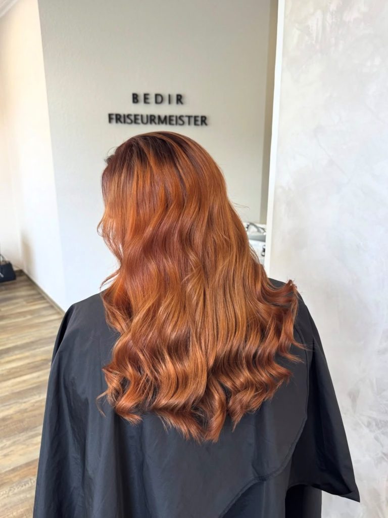 Kolorierung Langes, gewelltes, blond-gefärbtes Haar.